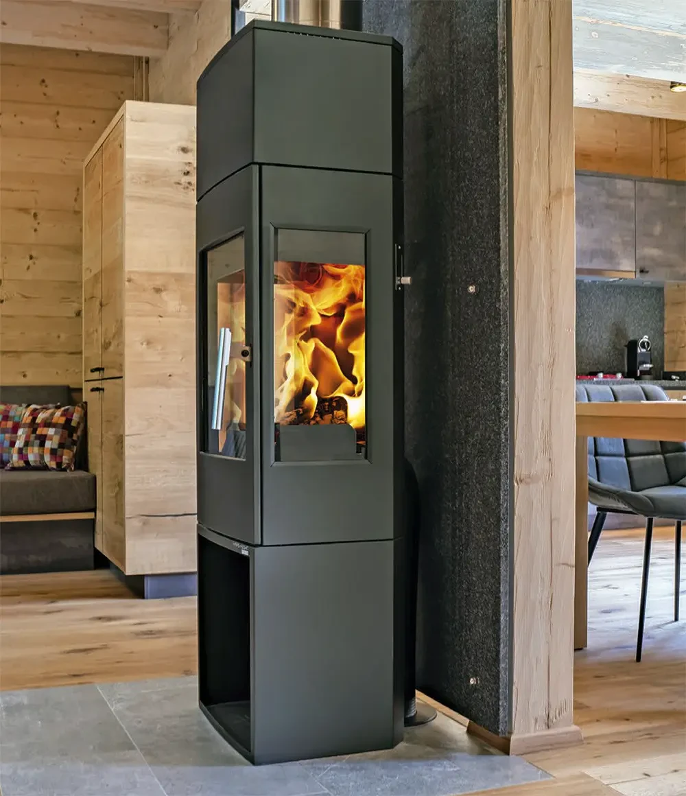 Intérieur moderne avec poêle à bois contemporain noir installé entre poutres en bois massif