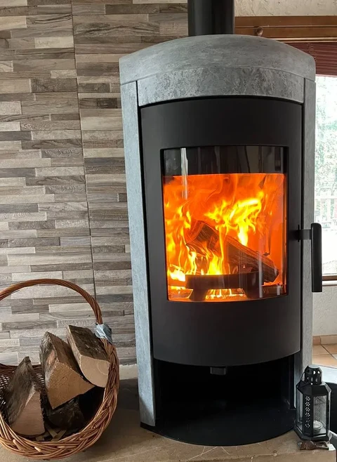 Intérieur moderne avec poêle à bois en fonctionnement