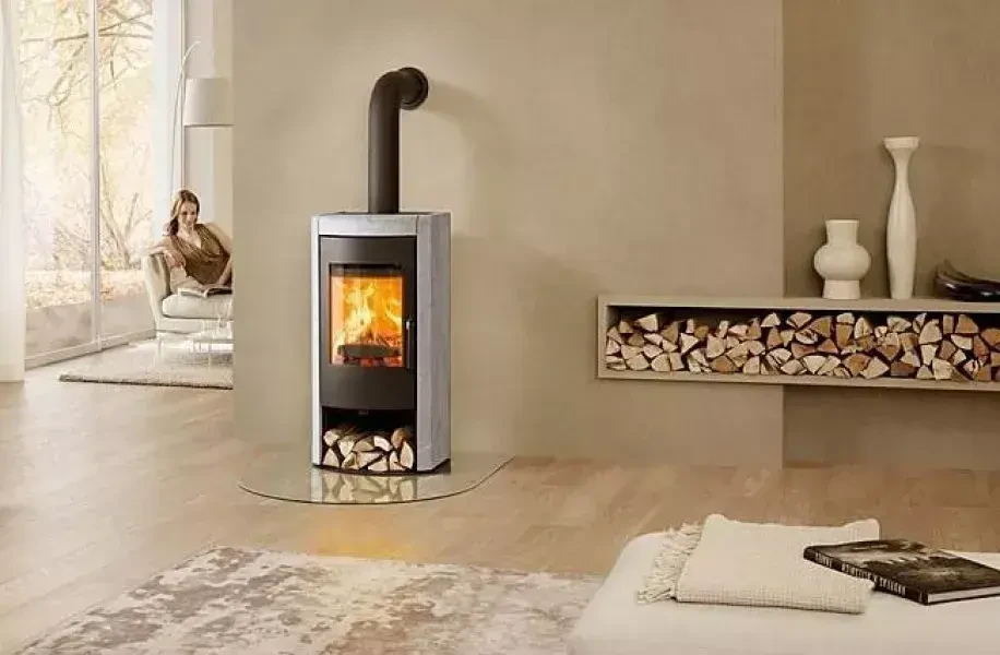 Intérieur moderne avec femme assise près d'une fenêtre