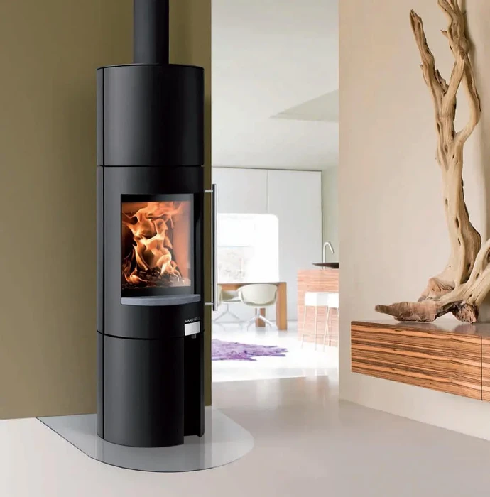 Intérieur moderne avec poêle à bois cylindrique noir en fonctionnement, flammes visibles par la vitre