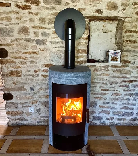Intérieur rustique avec mur en pierre apparente et sol carrelé