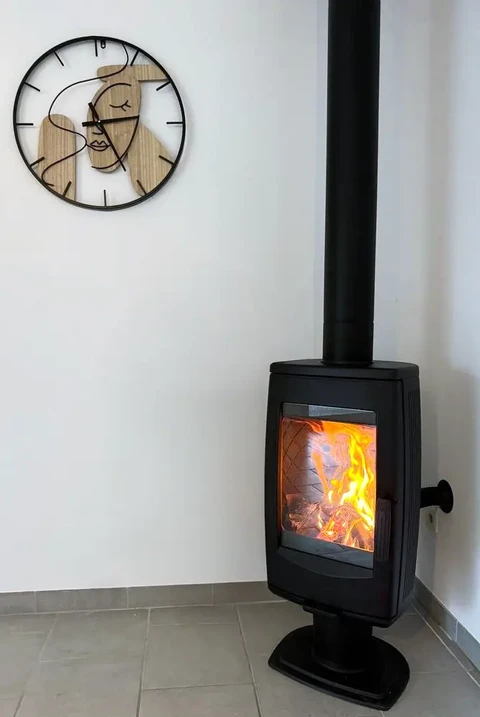 Intérieur moderne avec poêle à bois en fonctionnement dans un coin de pièce