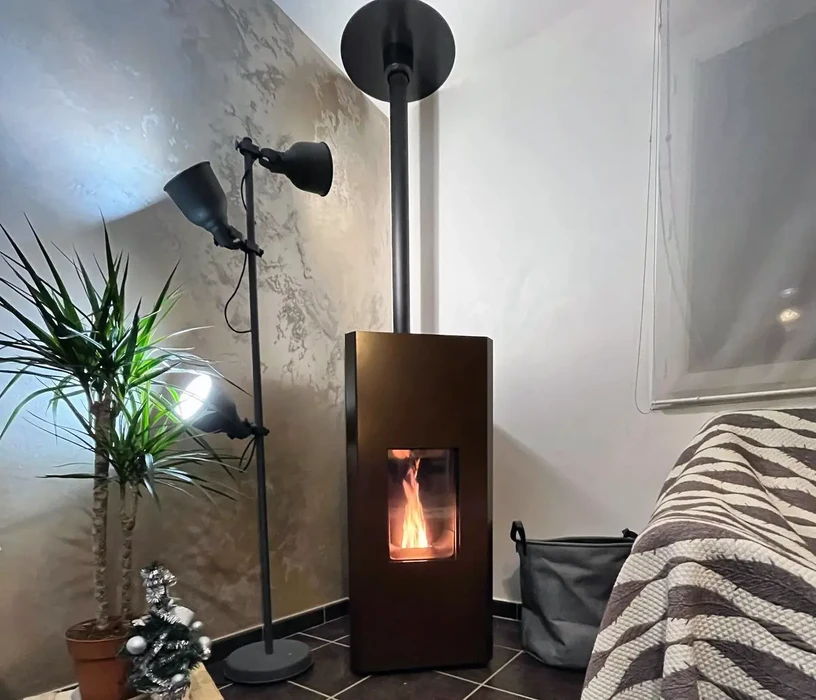 Intérieur moderne avec poêle à bois en fonctionnement, flammes visibles dans foyer vitré