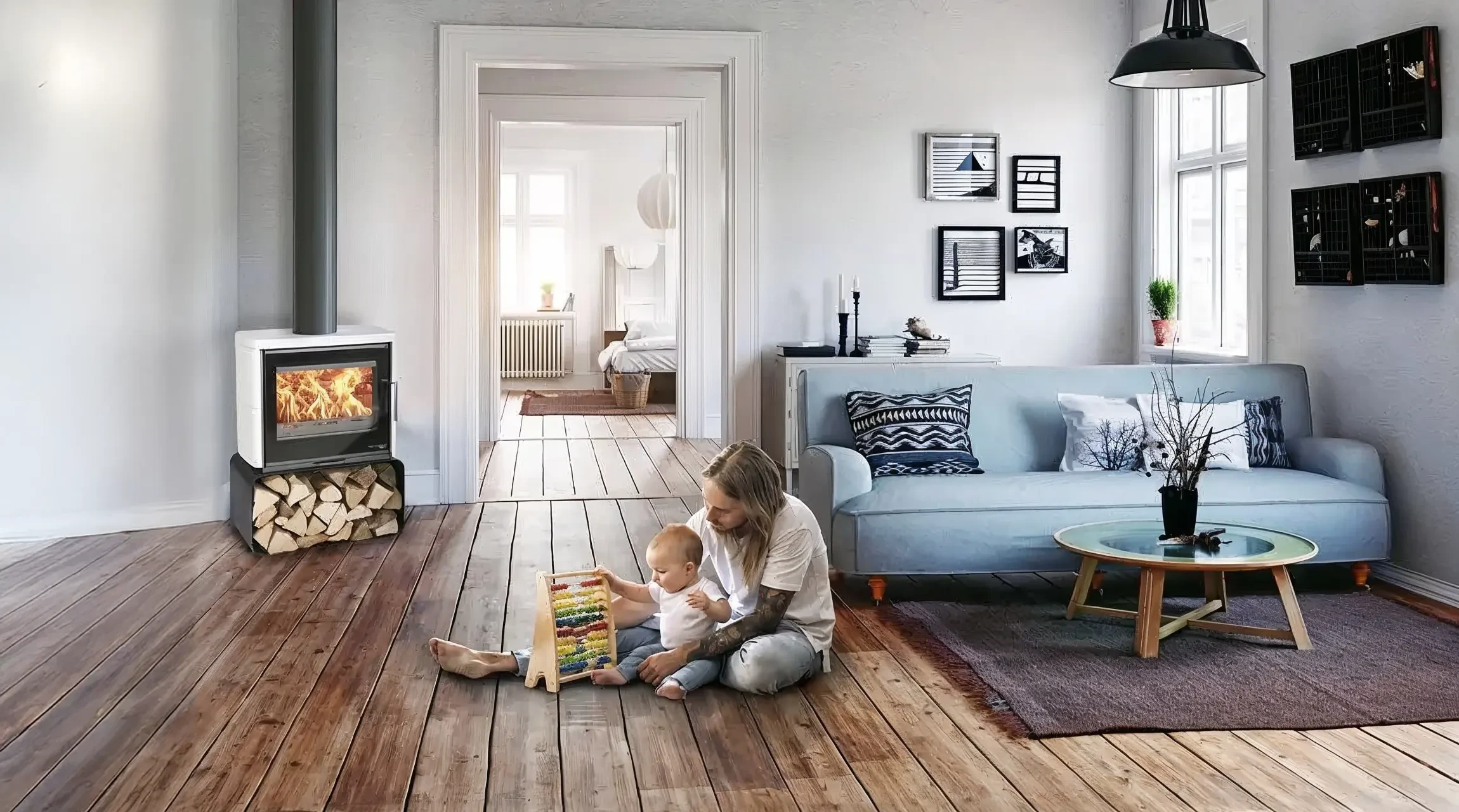 Chemin&eacute;e moderne en fonctionnement dans salon contemporain, feu vif avec b&ucirc;ches consum&eacute;es, flammes jaunes-oranges visibles