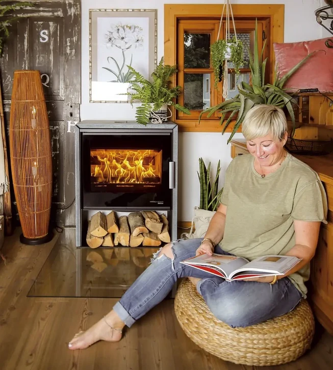 Cuisinier professionnel flambant des aliments dans une cuisine commerciale