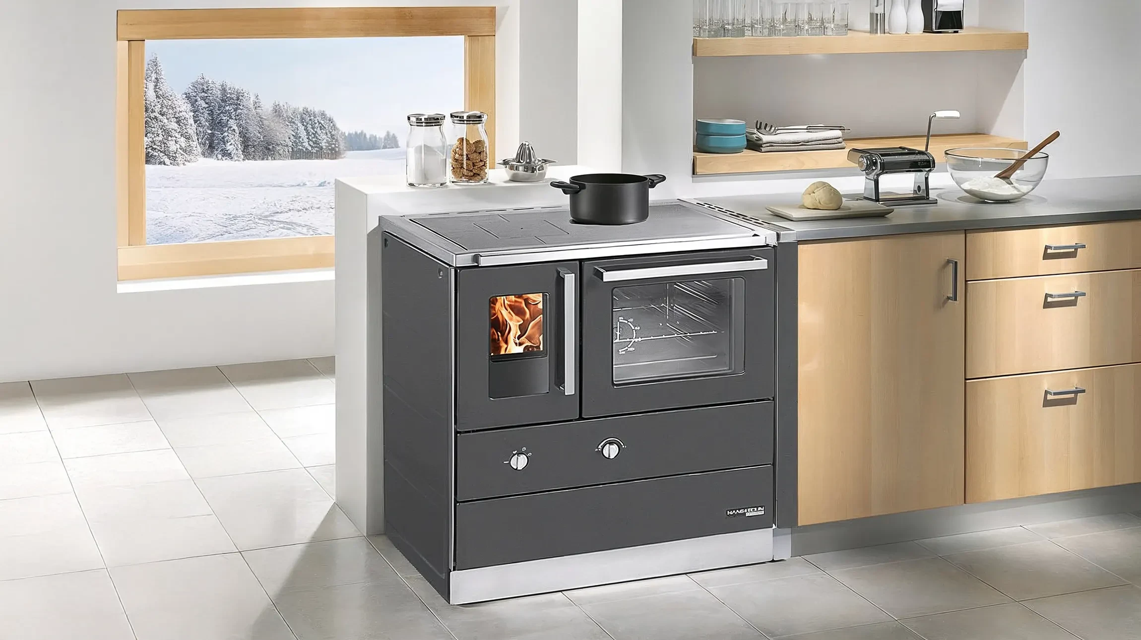 Nouveau four à bois de fer noir sur carrelage en céramique