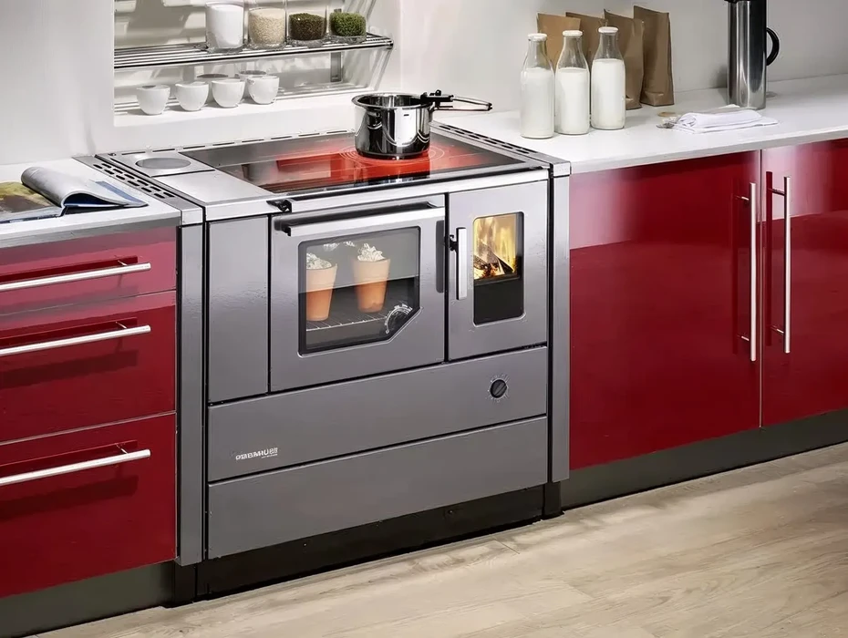 Intérieur moderne avec poêle à bois noir à double compartiment, foyer allumé et four intégré, réserve de bûches en bas