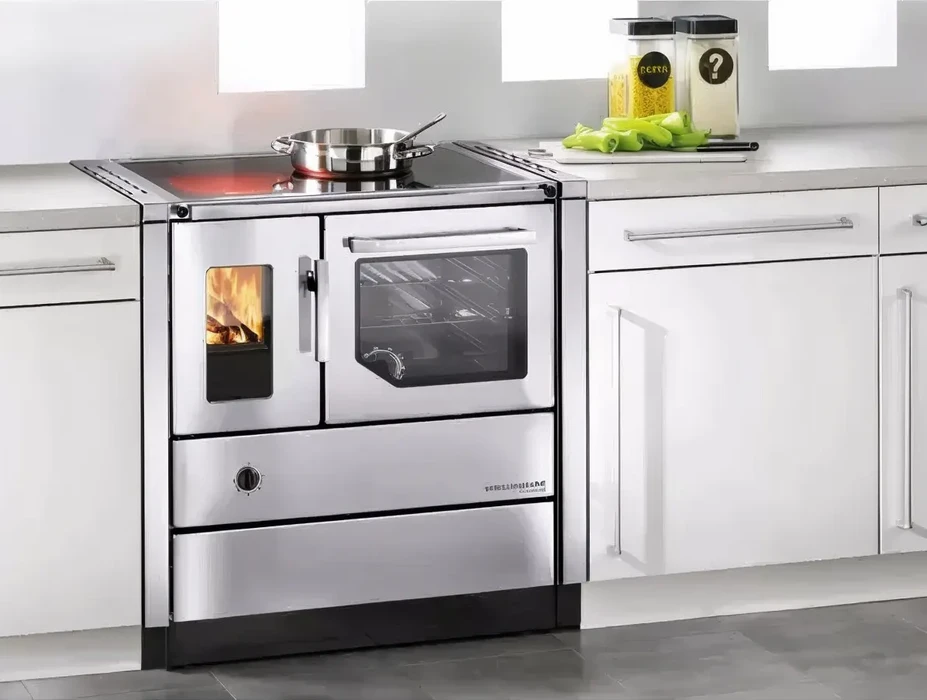 Salon moderne avec poêle à bois en fonctionnement, canapé gris, table basse en bois, lampe sur pied allumée