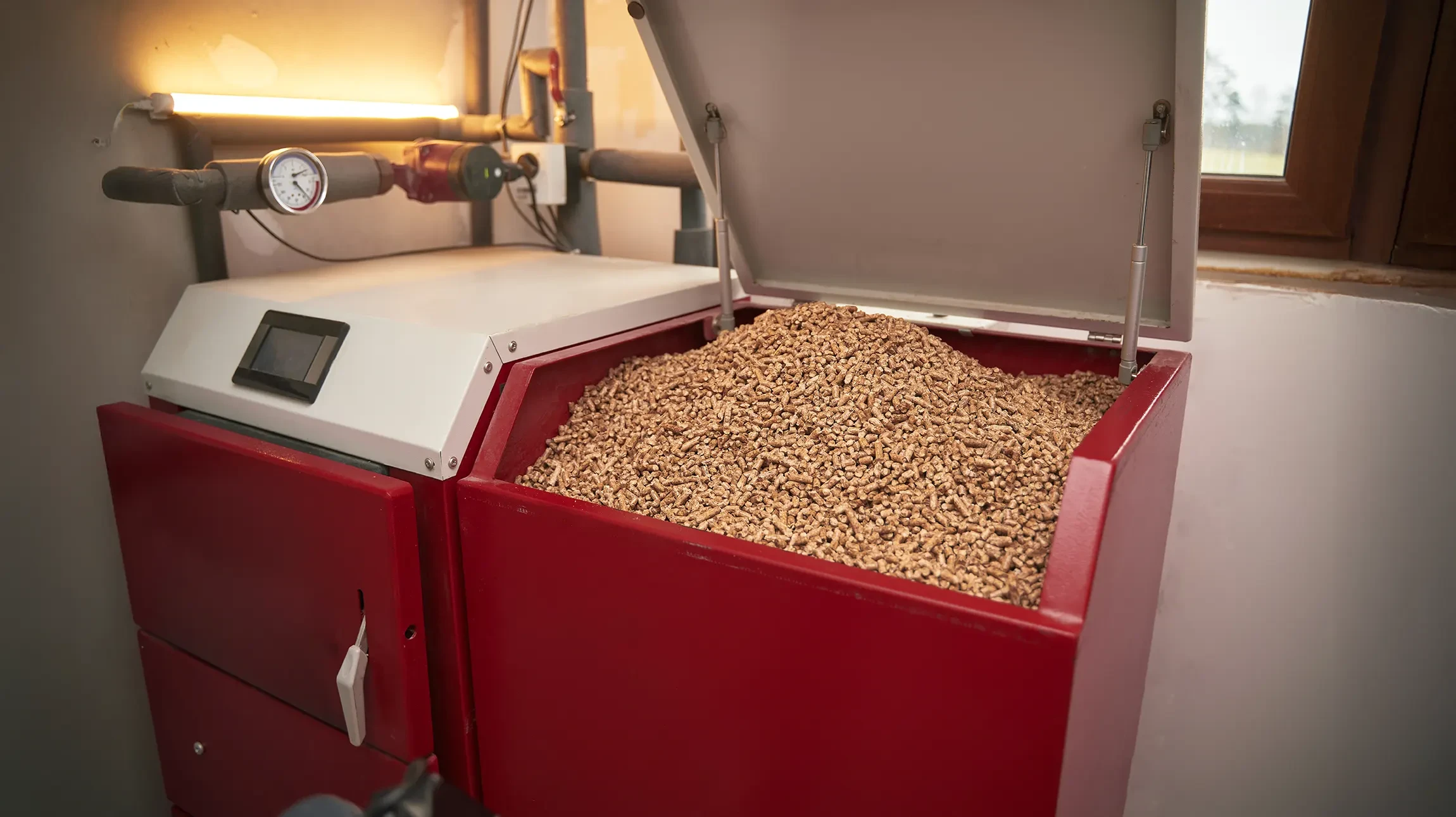 Technicien en combinaison sombre effectuant maintenance ou installation d'un poêle à bois dans salon résidentiel moderne