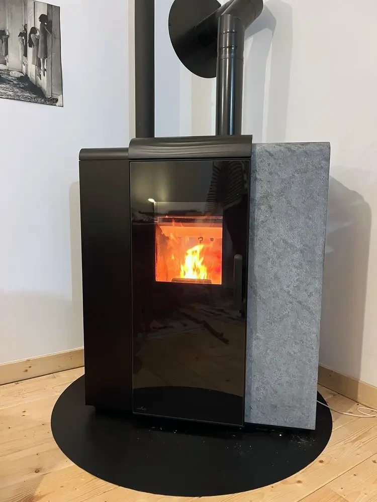 Intérieur résidentiel moderne avec poêle à bois en fonte noire en fonctionnement, flammes visibles