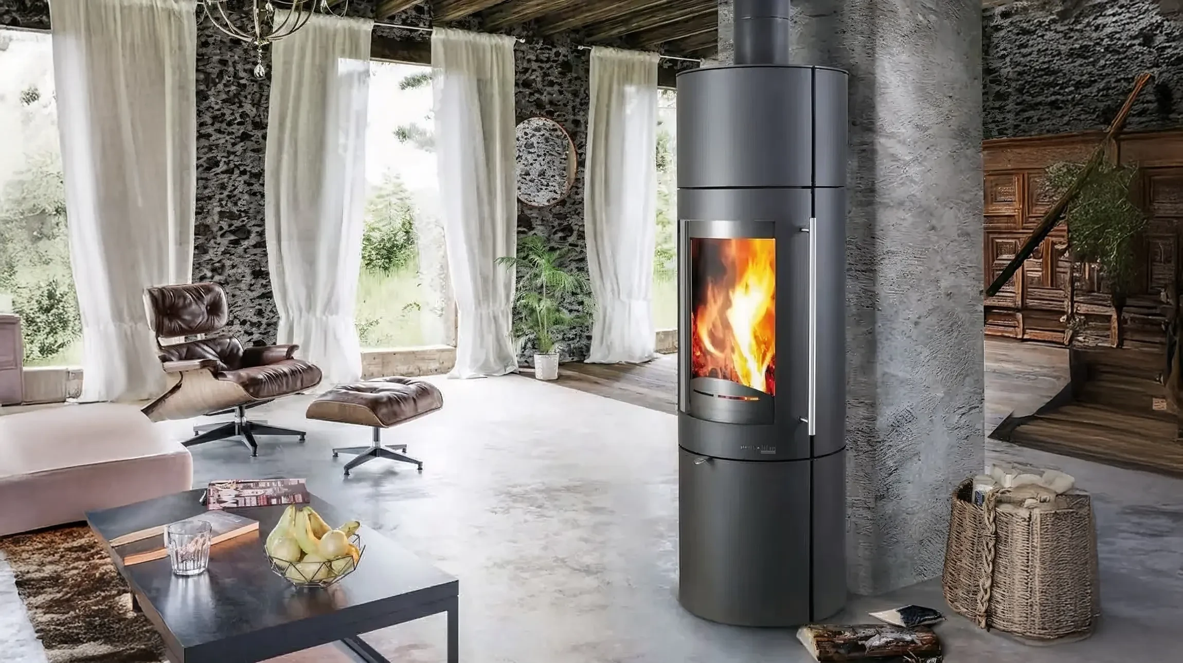 Intérieur moderne avec cheminée à foyer fermé encastrée dans mur blanc, feu actif visible