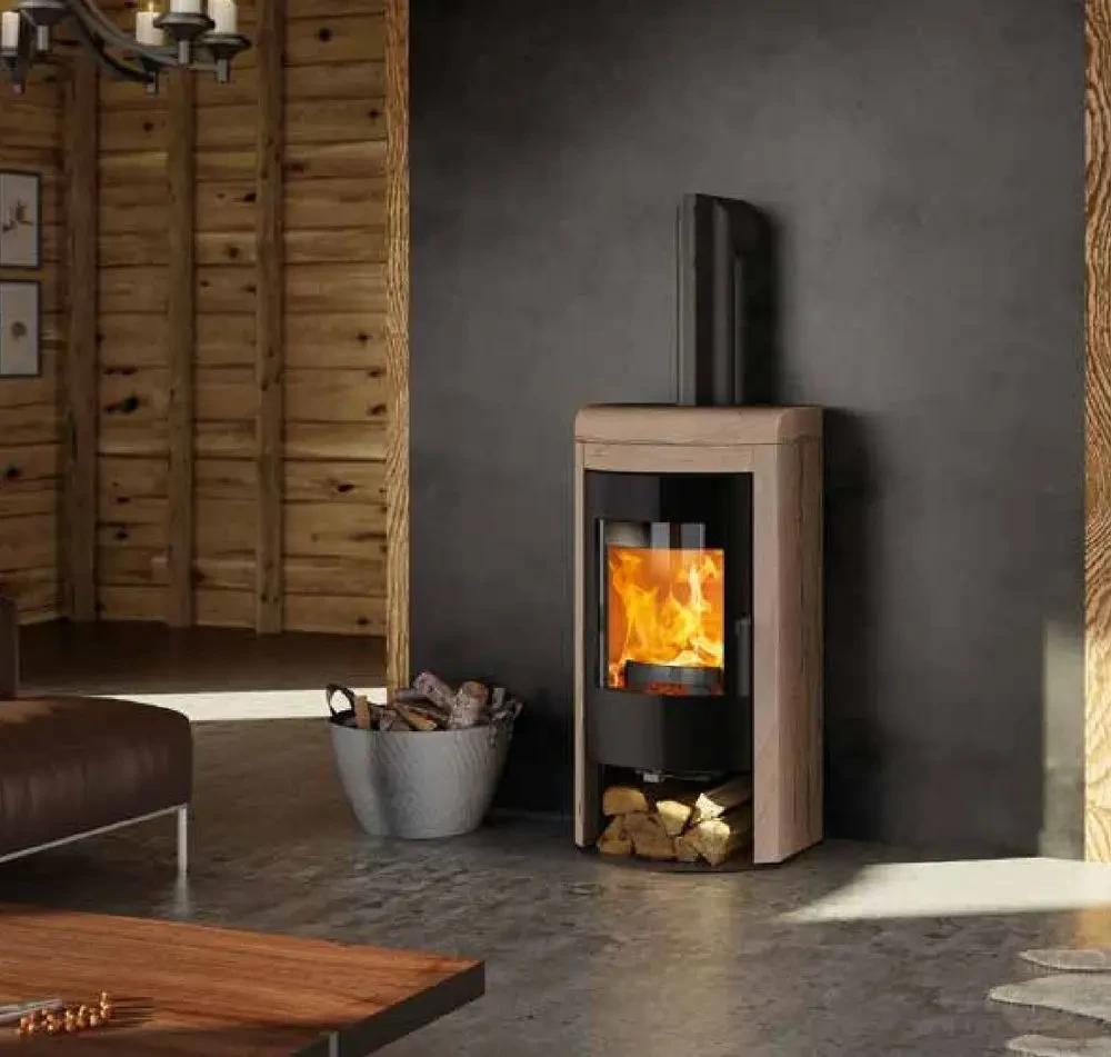 Intérieur résidentiel avec poêle à bois moderne en fonctionnement
