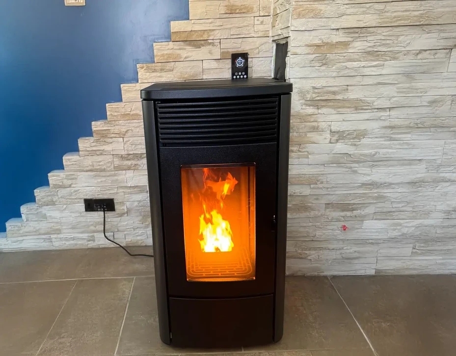 Intérieur moderne avec poêle à bois en fonctionnement, flammes visibles derrière la vitre