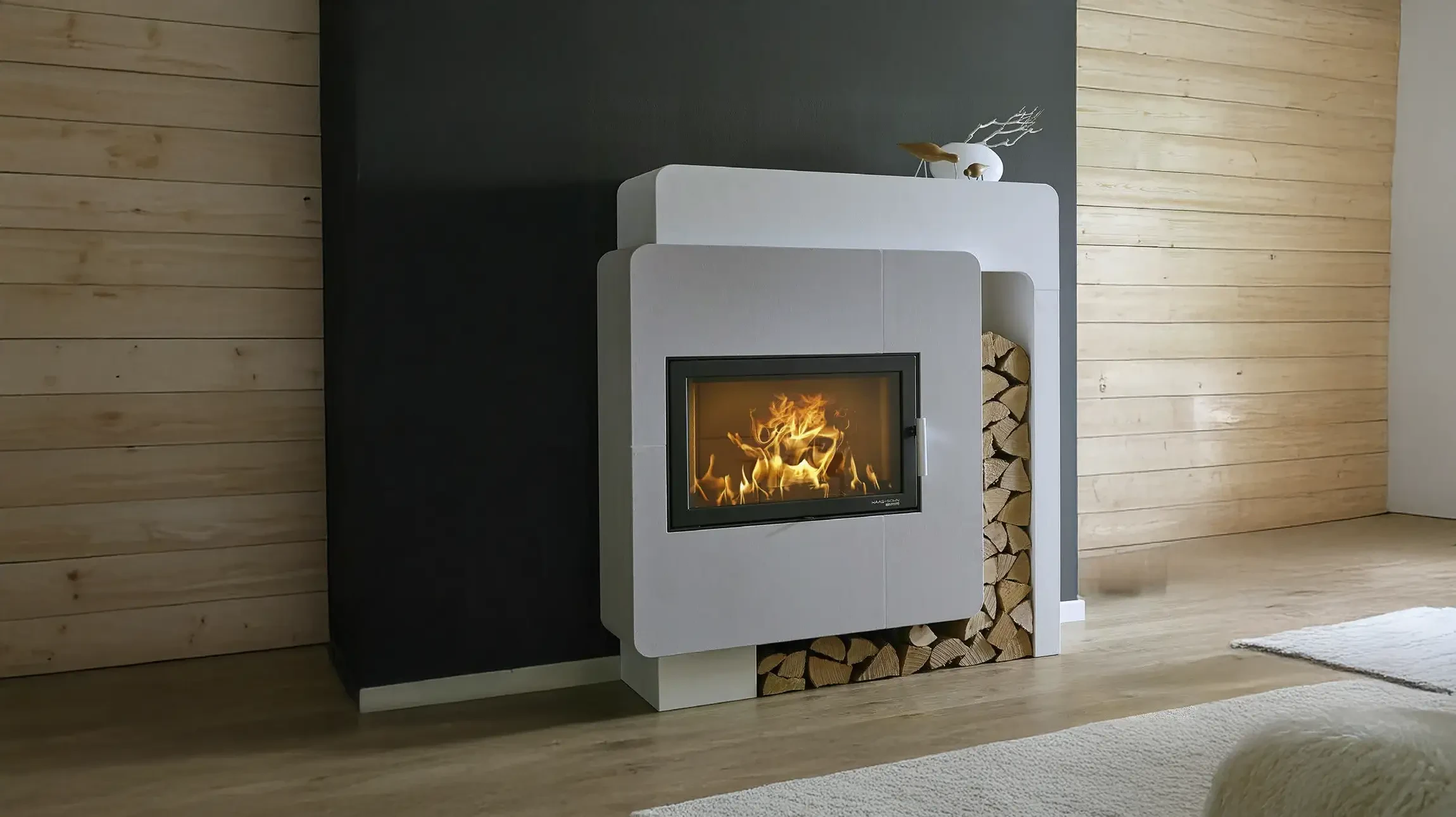 Intérieur moderne avec poêle à bois central en fonctionnement, flammes visibles